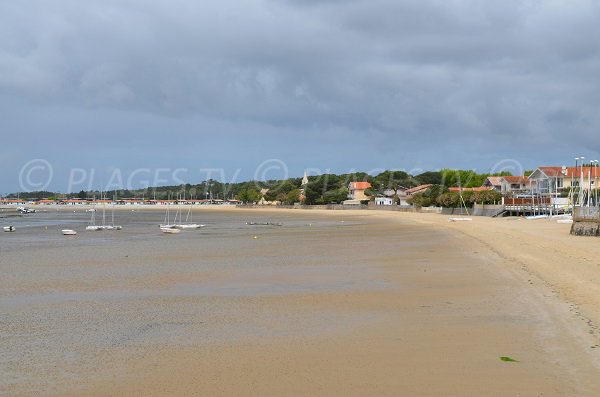 Photo de la plage dans le centre ville d'Andernos les Bains