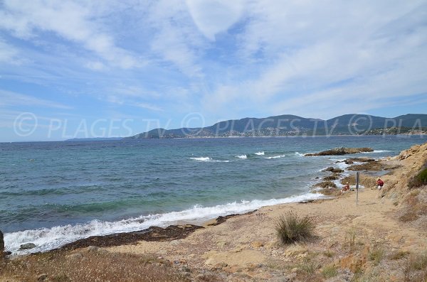 Photo de la première plage du Jovat sur le sentier du littoral du Cap Lardier - La Croix Valmer