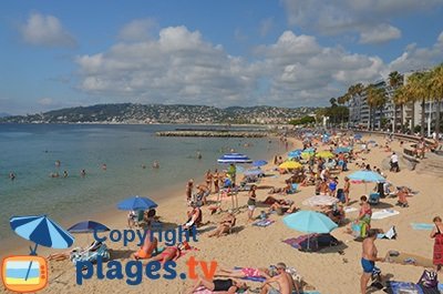 Öffentlicher Sandstrand im Sommer in Juan les Pins