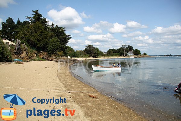 Cove with shade on the island of Arz