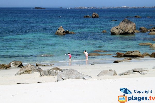 Baignade sur la plage de Karreg Hir - Kerlouan