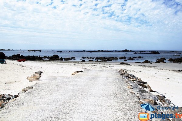 Cale de mise à l'eau sur la plage de Karreg Hir - Kerlouan