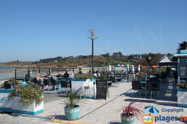 Restaurants of Kelenn beach in Carantec