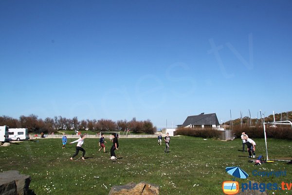 Terrains de sport à côté de la plage du Kelenn de Carantec