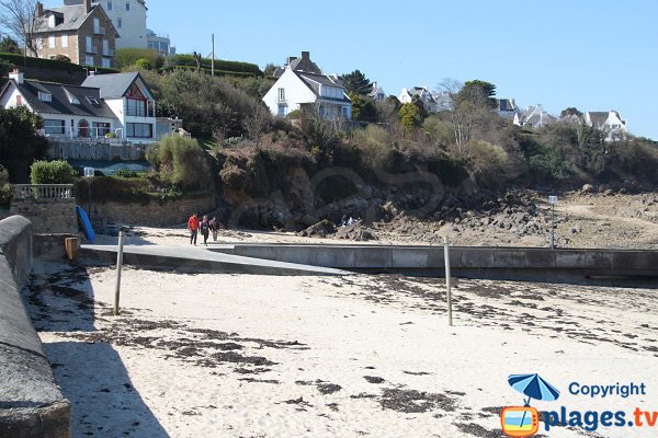 Access to water boats on the Kelenn beach - Carantec