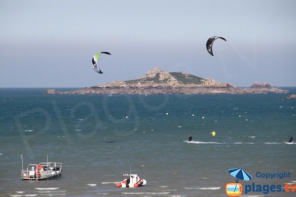 Kitesurf sur la plage de Kelenn