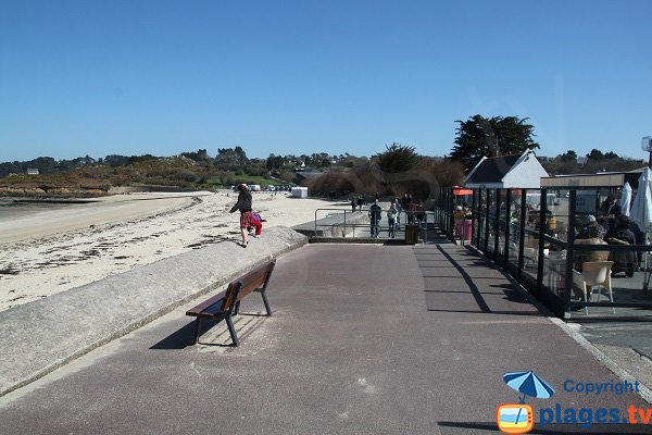 Promenade le long de la plage de Carantec