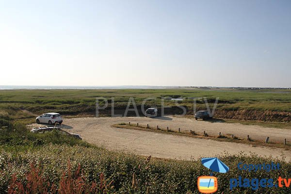 Parking de la plage de Kerbinigou à Tréogat en Bretagne