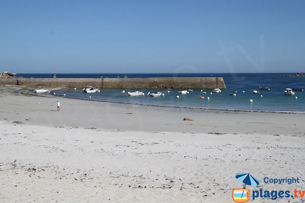 Plage dans le port de Kerfissien à Cléder