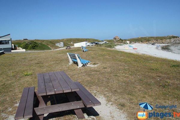 Pique-nique sur la plage de Kerfissien à Cléder