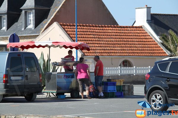 Marché sur la place du Port de Cléder