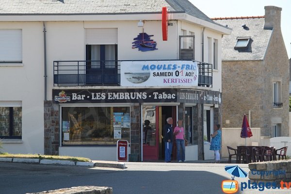 Commerces autour de la place du Port de Cléder