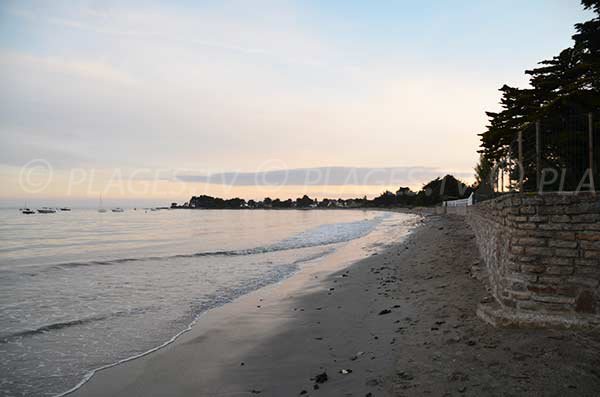 Plage de Kerfontaine avec vue sur la pointe de St Jacques