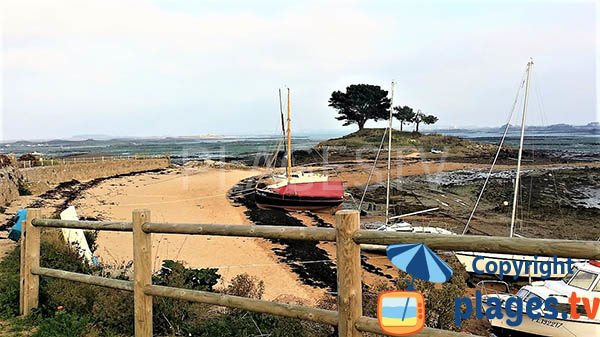 Vue sur l'ilot de Porz-Guyon depuis la plage - Lanmodez