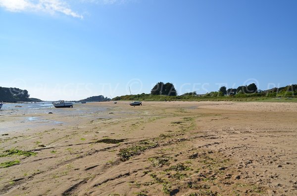 Baie de Kerlavos à marée basse à Trégastel