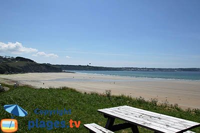 Plage de Kerlaz avec vue sur Douarnenez en Bretagne