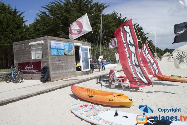 Ecole de voile sur la plage de Kerleven