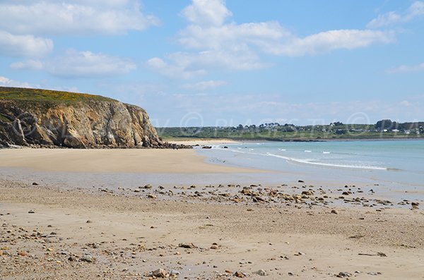 Photo de la plage de Kerloch avec vue sur la plage de Kersiguénou