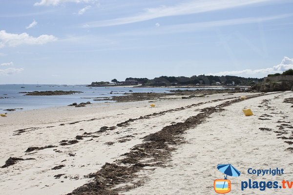 Partie Est de la plage de Kermahé avec des rochers - Quiberon