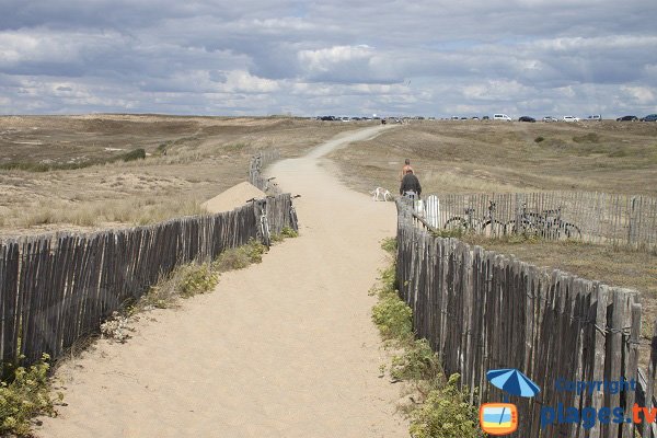 Access to Kerminihy beach - nudist area