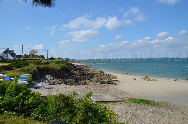 Plage de Kermorvan avec une vue sur la plage de Castéro à Quiberon