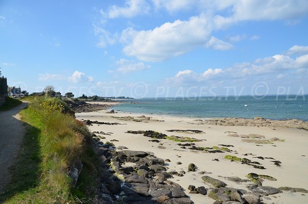 spiaggia vicino al vecchio porto di Quiberon con le sue rocce