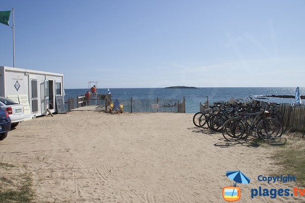 Parc à vélo et accès de la plage de Kerouriec - Erdeven