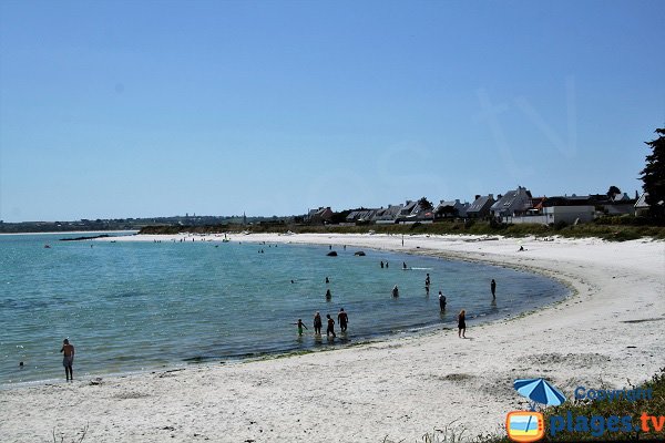 Plage avec de l'eau chaude dans le Finistère Nord