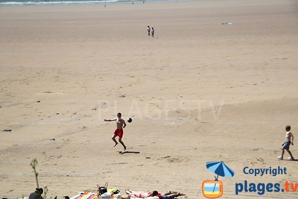 Grande plage de sable à Plonévez-Porzay