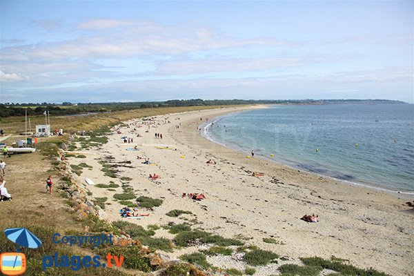 Plage de Kerver à proximité des remparts de Kerjouanno