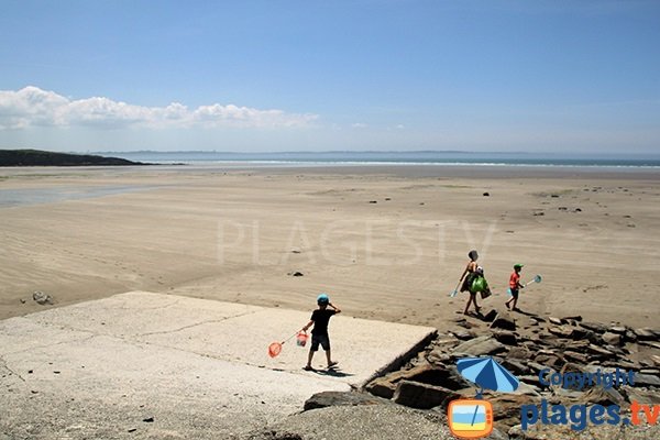 Plage de Kervijen à Plomodiern à marée basse