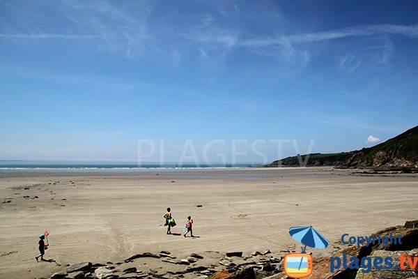 Plage peu fréquentée à Plomodiern