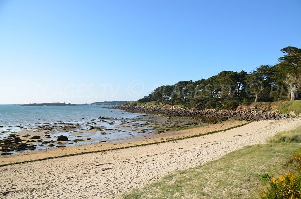 Photo de la plage dans la baie de Keryvon à Pleumeur Bodou