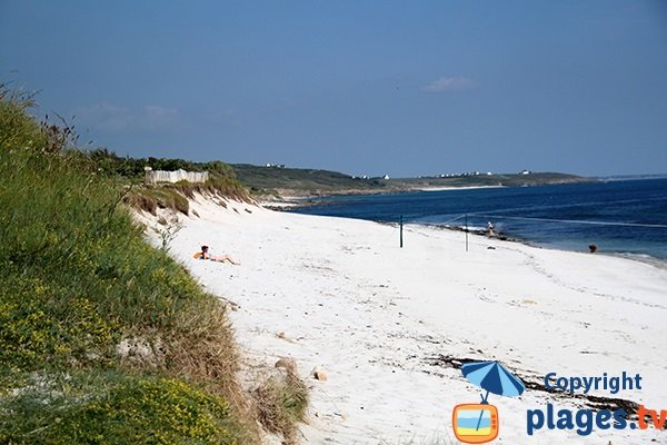 Plage de sable blanc à Plouhinec