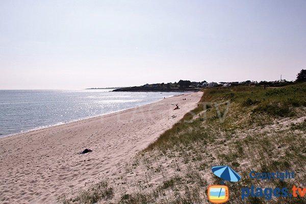 Plage de sable à l'entrée de Plouhinec