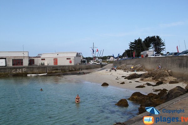 Baignade dans la plage de Korejou Port à Plouguerneau