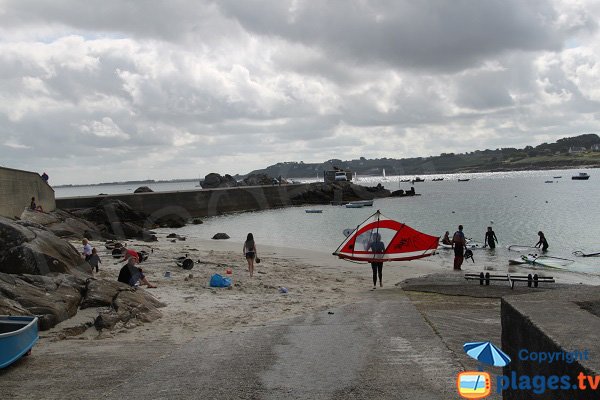 Plage avec des activités nautiques à Plouguerneau