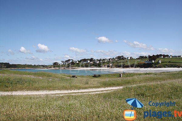 Table de pique-nique avec vue sur la plage de Korn ar Gazel à Saint Pabu