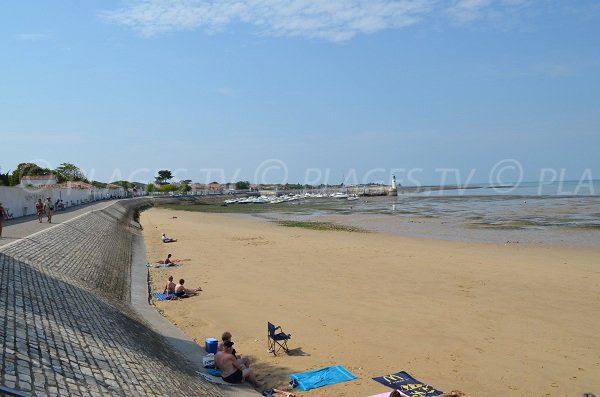 Plage proche du port de La Flotte