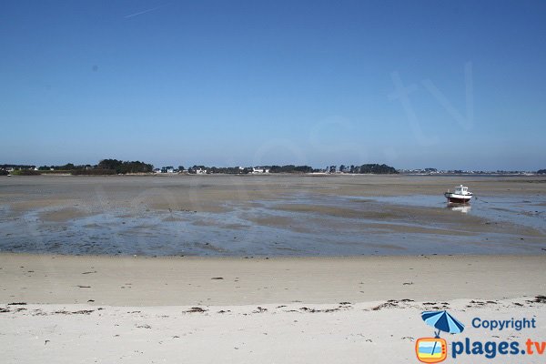 Vue sur la presqu'ile de Perharidi depuis la plage de Laber