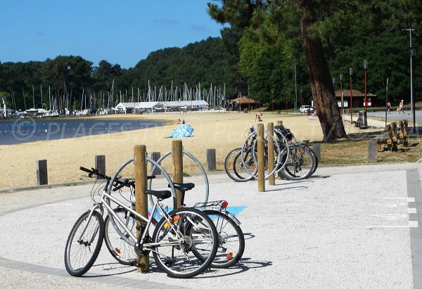 Plage au bord du lac de Cazaux