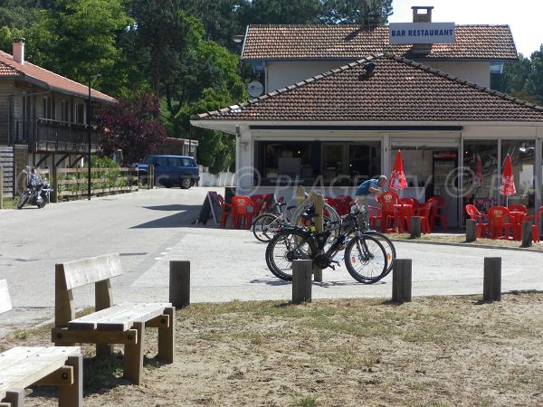 Restaurants et commerces au bord du lac de Cazaux