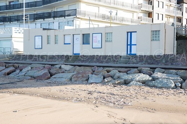 Rescue station at Blonville beach (Laforge)