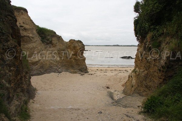 Access to Landes de Pen Bé coves in Asserac between cliffs