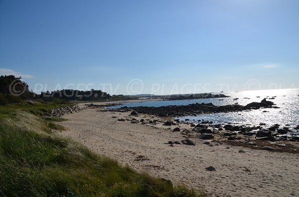 Plage sur la presqu'île de Landrellec