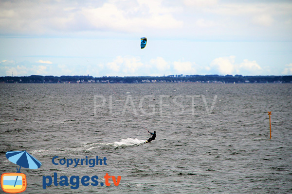 Kitesurfen am Strand von Landrezac