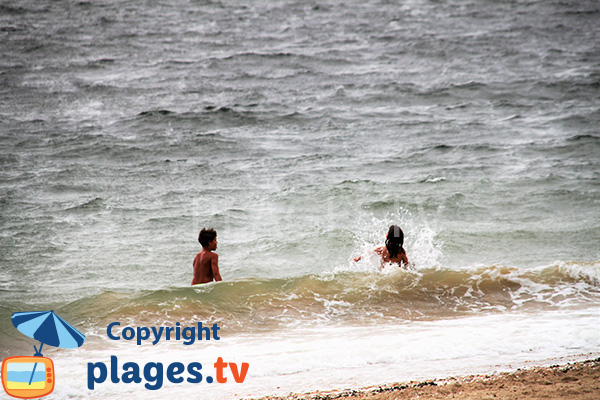 Baignade sur la plage de Landrezac - Damgan