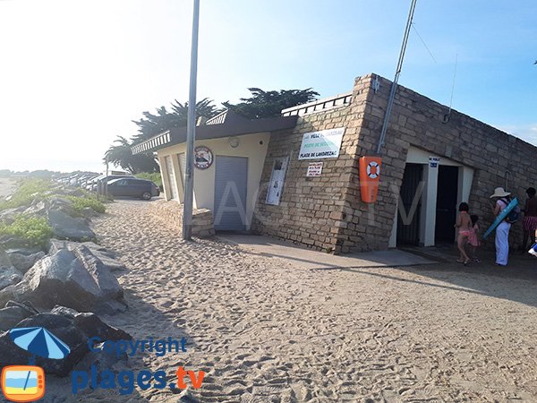 Douche sur la plage de Landrezac à Sarzeau