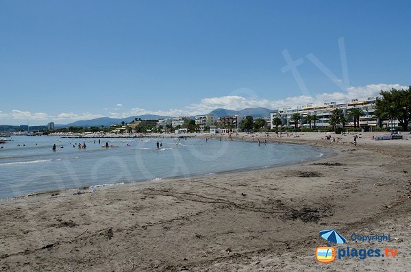 Plage de sable à St Laurent du Var avec vue sur la promenade du front de mer