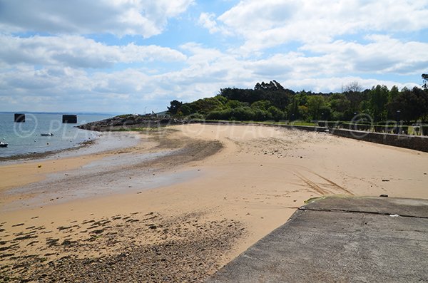 Plage de sable à Lanvéoc dans la rade de Brest